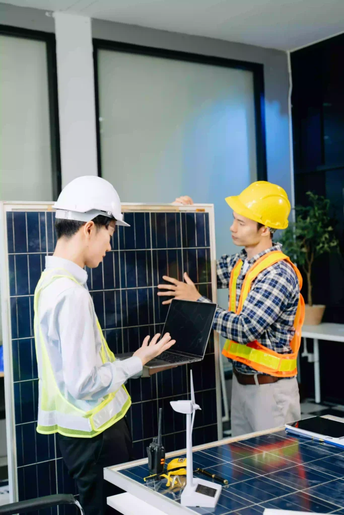 Panel solar con estudiantes