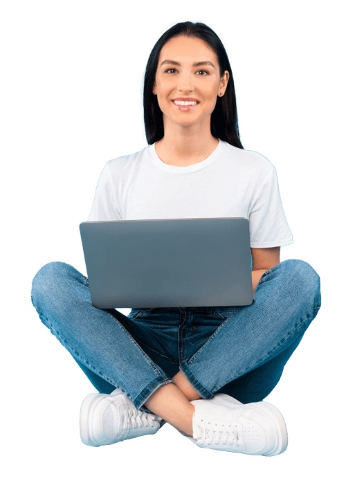 Mujer sonriente sentada con un portátil