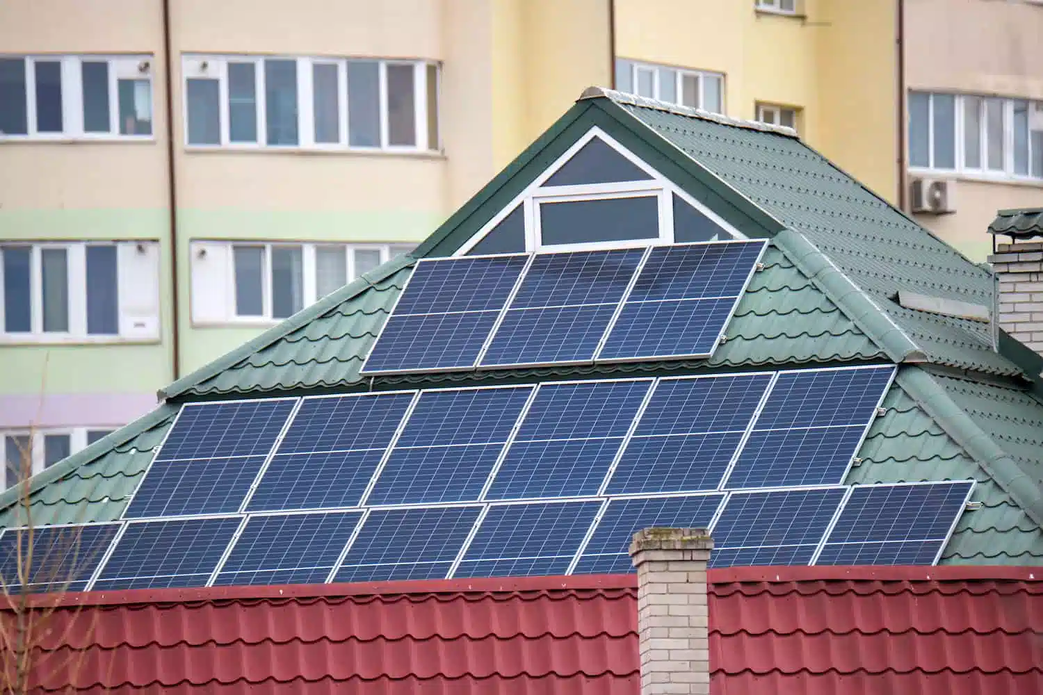 Paneles solares instalados en el tejado de una casa