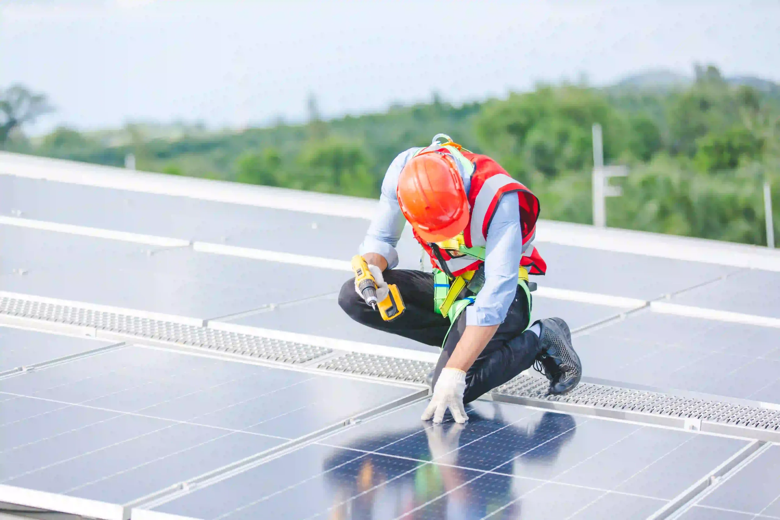 Técnico instalando paneles solares en un tejado