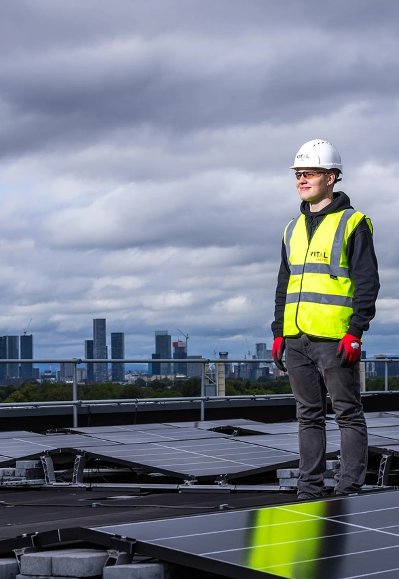 Técnico junto a paneles solares en una azotea