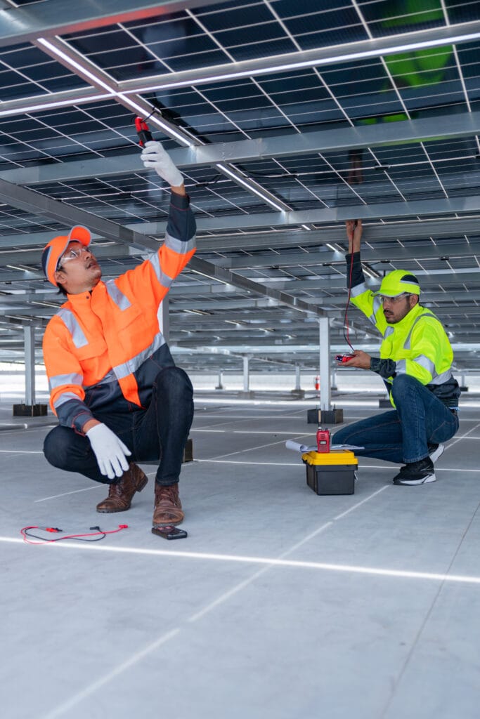 Dos personas haciendo instalacion de paneles soalres